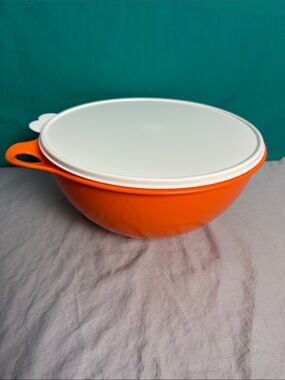 Tupperware NEW 32 Cup That’sa Bowl 7.6L Orange Bowl with White Seal
